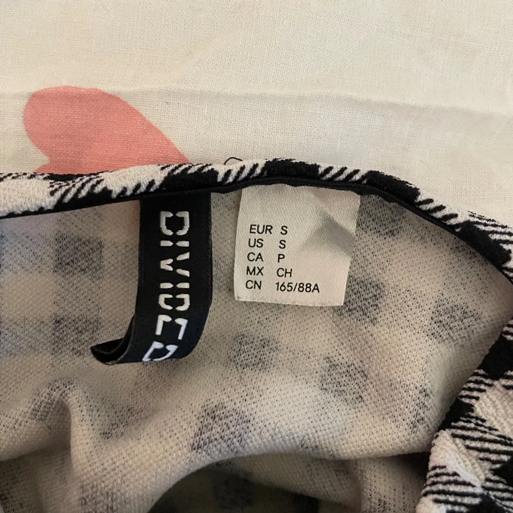 Kort klänning ifrån h&m, sitter tajt mot kroppen och är i fint skick. Storlek S, väger 154 gram så frakten blir 54kr🫶🏼. Klänningar.