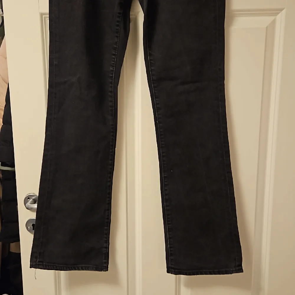 Ett par mid waist utsvägda märkgrå jeans ifrån loyal.. Jeans & Byxor.