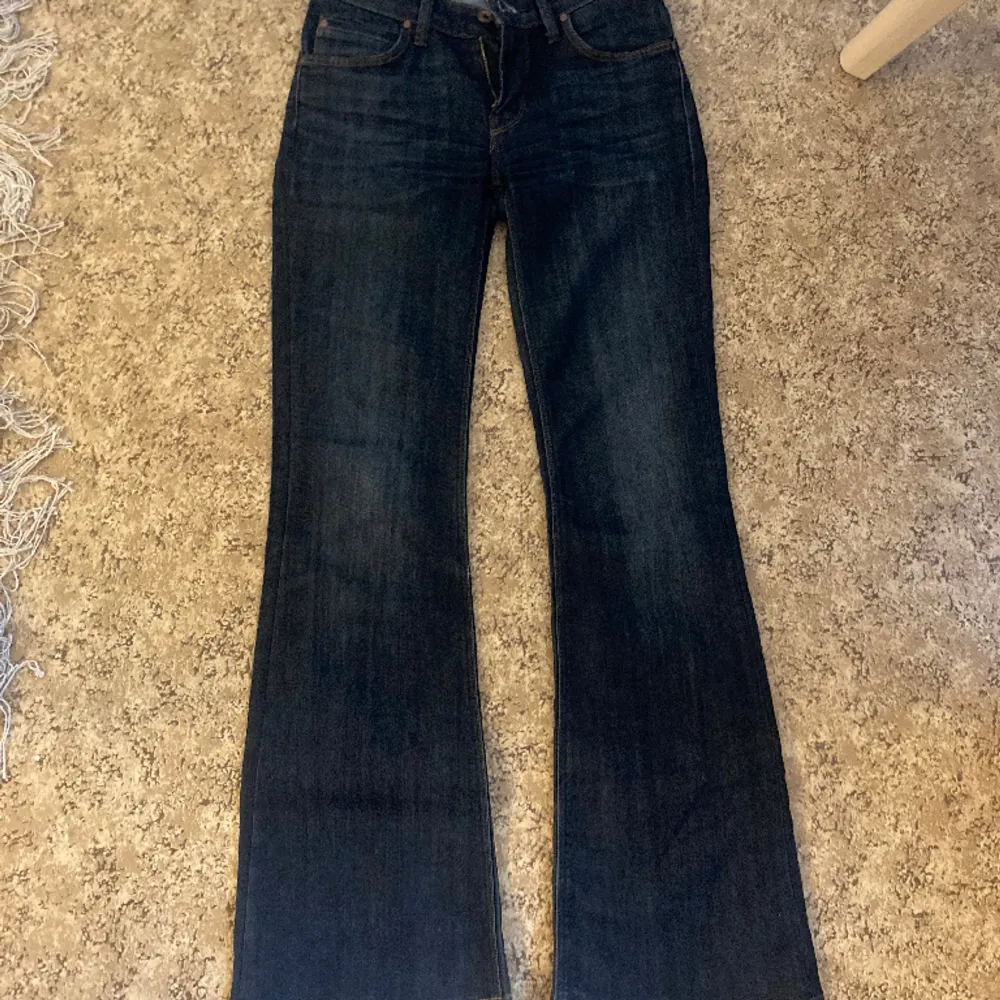 Helt nya! Säljer pga för små för mig :(  Mörkare jeans-blå. Lite utsvängda. Låga. . Jeans & Byxor.