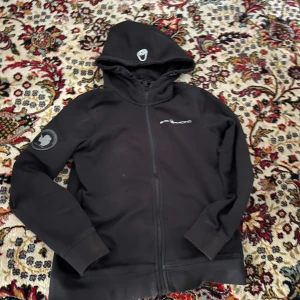 Sail racing kofta - Hej seljer Dena koftan för jag har ingen andhämtning av den mer den är storlek 160. För mer frågor skriv bara  MVH Jod 