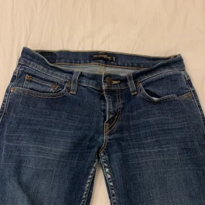 Lågmidjade bootcut Levi's Jeans - Hej, säljer mina levi's jeans! Har använt ca 3-4 ggr. De är lågmidjade med modellen lågmidjade bootcut. Skriv gärna om mi vill ha fler bilder❤️