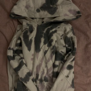 Hoodie - Nästan oanvänd hoodie i storlek M, det som är väldigt bra med den är att den har en väldigt stor och skön luva!