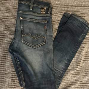 Replay Jeans i 29/32 med slit på knät