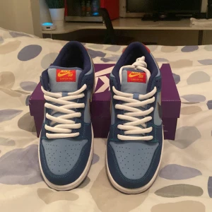 Nike dunk low why so sad - Nike dunk low why so sad. EUR 42.5 UK 8. Helt oanvända skor och box medföljer. Priset är satt efter stock X. Kan köras ut för ersättning. 