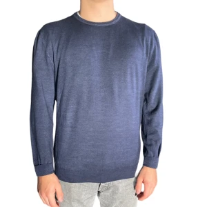 Zaneri cashmere tröja - Sjukt fin tröja från italienska Zaneri. Cashmere blandning 15% merinoull 85%. Nu kostar ca 270 euro altså ca 3000kr. Super fint skick. Om du har någon fråga eller fundering är det bara att hoppa in i dm. Passar S-M. Mvh Stilkontoret 