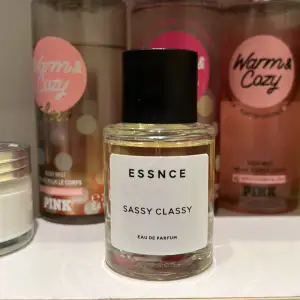 Parfym ifrån Essnce! Älskar essnce parfymer men just denna faller inte mig i smaken. Köpt för 360 kr, säljer gör 220 🤍 ska likande YSL ”Libre” parfymen 