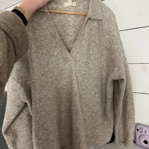 Hm stickad tröja - Superfin stickad tröja från hm, bra skick! Jag har nt använt den så mycket, men den är köpt på plick! 