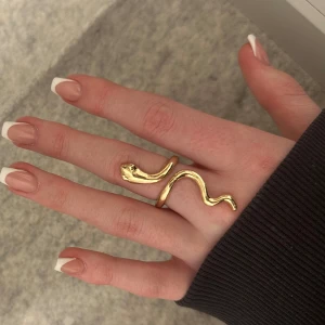 Orm ring  - Säljer guldig ring🥰