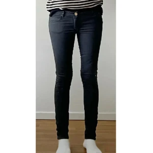 Lågmidjade jeans - Använda ett fåtal gånger men i mycket bra skick. Storlek (25/26?). Midjemått 73 cm, grenhöjd 18.5 cm, innerbenslängd 74 cm. Jag är 173 cm för referens. Priset går inte att diskutera. Använd gärna KÖP NU om du vill köpa.