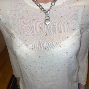 Maje tröja - Supersöt tröja från Maje!! 💕Använt en del men har inga synliga defekter!  Perfekt nu till sommaren😍 underbart material, 3kvarts armar!💕”guldiga” runda detaljer och linne material 💞härlig, skön å passar till ALLT❤️☺️VÄLDIGT flexibel vid snabb affär🥳