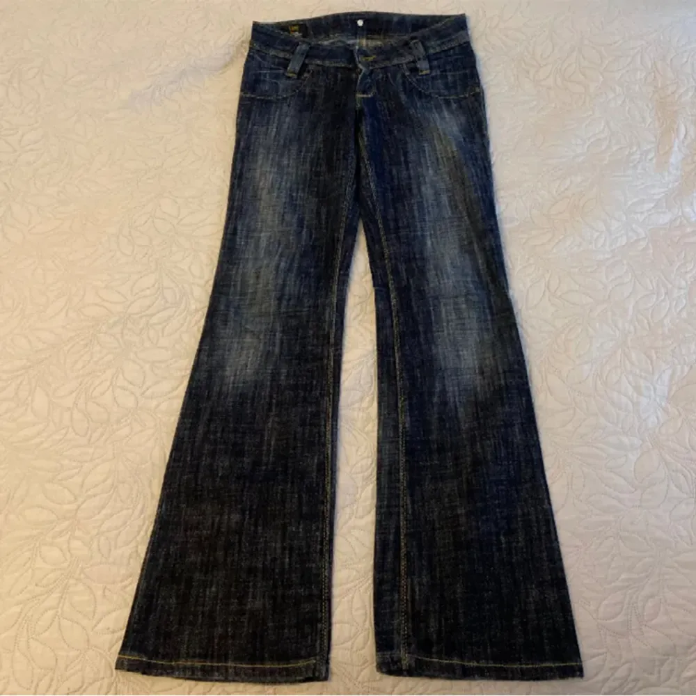 unika lågmidjade flare lee jeans! bra skick. midjemått: 38cm innerbenslängd: 79cm. tryck gärna på köp nu 💫. Jeans & Byxor.
