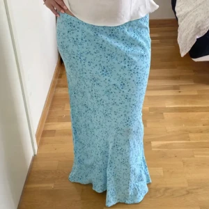 Långkjol - Superfin stretchig low waist kjol. I bra skick skriv om ni har frågor💓