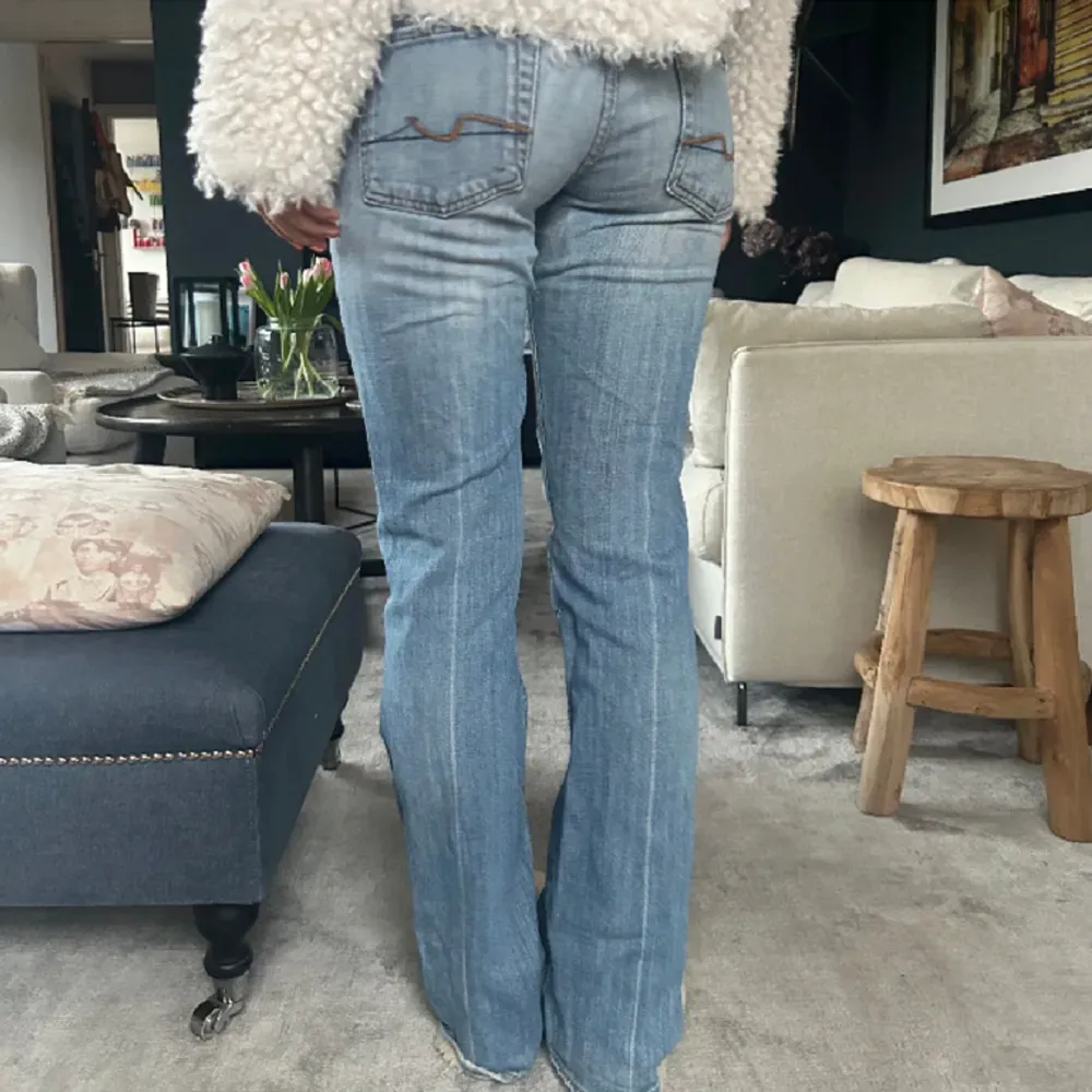 Så fina lågmidjade jeans!❤️ storlek 27 men insydda så de passar midje 25🙏🏻 midjemått:38cm , innerbenslängden:82cm❤️. Jeans & Byxor.