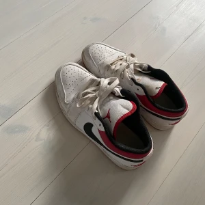Låga jordans  - Säljer mina fina röda och vita låga nike jordans. Storlek 40