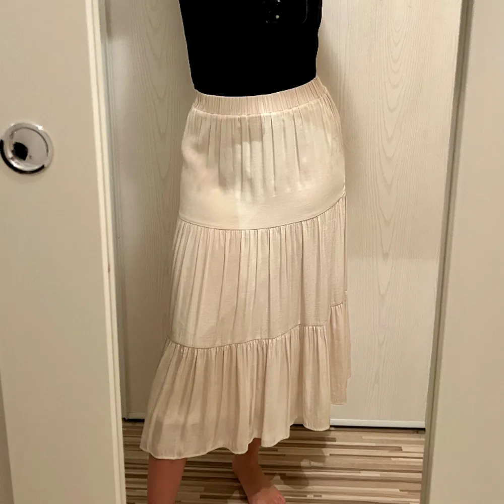 Bella Skirt från Gina Tricot storlek XS. Beige vadlång kjol med innerkjol -ej genomskinlig. Mycket fint skick!. Kjolar.