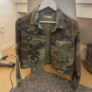 Jeans jacka - Jättefin jeansjacka som jag tyvärr inte passar längre
