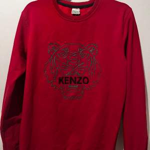 En skitsnygg Kenzo sweatshirt i storlek M men skulle passa S utan att vara för stor. Tveka ej att höra av dig vid frågor och pris kan diskuteras.