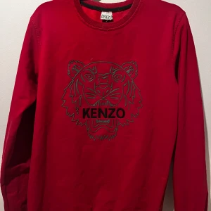 Kenzo sweatshirt - En skitsnygg Kenzo sweatshirt i storlek M men skulle passa S utan att vara för stor. Tveka ej att höra av dig vid frågor och pris kan diskuteras.