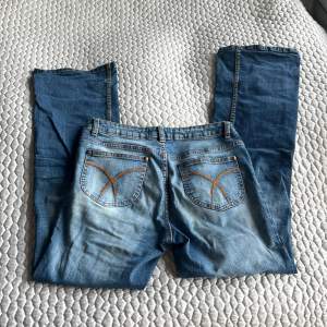 Bootcut jeans med unika bakfickor Bra skick