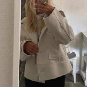 Vårjacka - Säljer min fina vårjacka från Kappahl köpt förra våren men användes endast fåtal gånger så är i nyskick, köptes för 899kr säljer för 450kr strl M men är inte så stor 