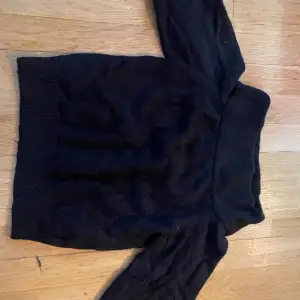En svart stickad tröja, som går ner vid axlarna. Från h/m , haft flera år i garderoben men den är använd ca 1 gång. Väger 375 gram så frakten blir 72 kronor.