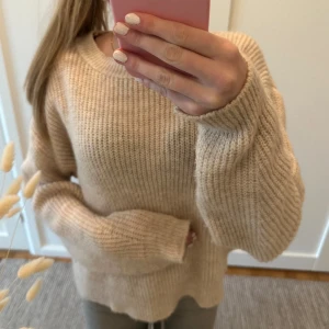 Stickad tröja💕 - Fin beige stickad tröja, inga tecken på användning💕