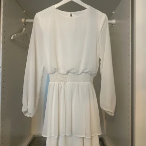 Så fin vit klänning💕 - Perfekt klänning på konfirmation eller skolavslutningen❤️ denna är så fin endast använd 1 gång. 