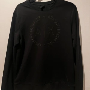 Armani Sweatshirt - En skitsnygg Armani sweatshirt i bra skick. Det är storlek M men passar S, tveka inte på att höra av dig vid frågor och pris kan diskuteras.
