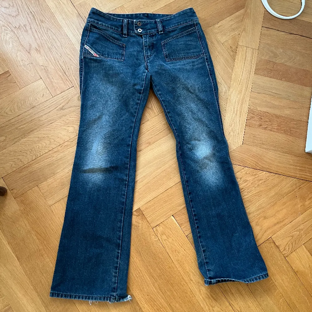 Säljer dessa populära diesel jeans. Lågmidjade och bootcut. Lite stora på mig så håller in lite på bilden. Bra skick men lite slitna vid foten. Skriv vid frågor💗. Jeans & Byxor.