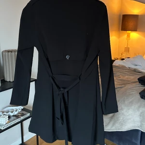 Svart kappa - Säljer min vår kappa pågrund av att jag inte använder den. Den är i bra skick🥰