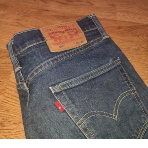 Levis 511 - Fick jeansen på jul, säljer eftersom jag fick dubbla:) kontakta för mer bilder eller vid frågor🙌🏻 passar 165-180 cm🤝🏻