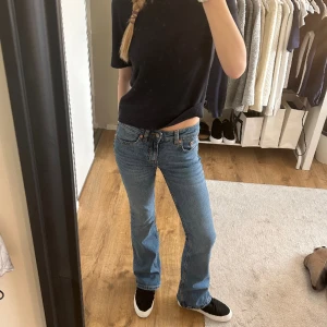 Lågmidjade jeans  - Lågmidjade jeans från Lager157, helt oanvända. Är i storlek XXS - short.  Jag är 160cm lång o har st 32 i andra jeans.  Nypris 300kr 