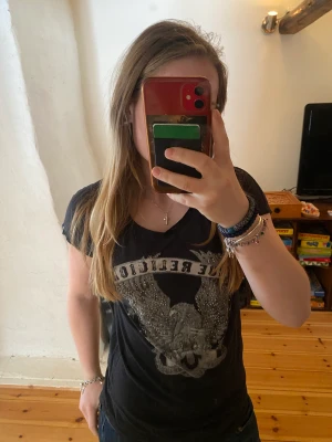 T-shirt - True Religion t-short köpt second hand den som köper står för frakten(46kr)