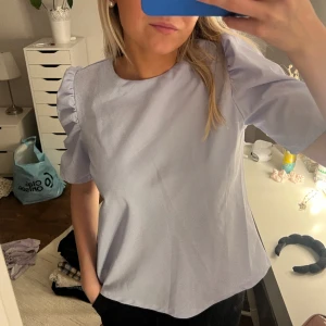 Blå topp - Blå topp med vita små ränder och puffärmar