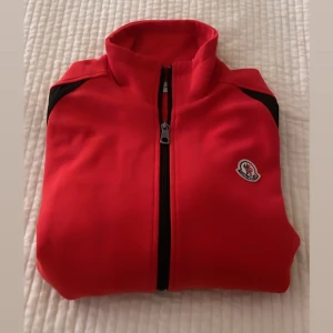 Moncler Kofta - Använd 1 gång, den har blivit liten och passar för nån som är i storlek S/M