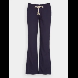 Marinblå roxy linnebyxor - Säljer nu mina roxy linnebyxor i marinblå strl S. Byxorna köptes i somras och är knappt använda alls och har inga tecken på användning. Perfekta till sommaren!