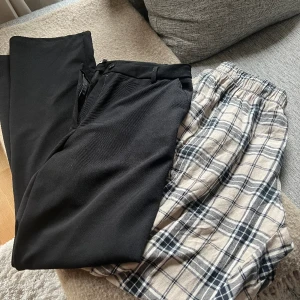 Svarta kostymbyxor & Pyjamasbyxor - Två par byxor för 150 kr! 100 kr/styck   Oanvända kostymbyxor i storlek M Pyamasbyxor i storlek L