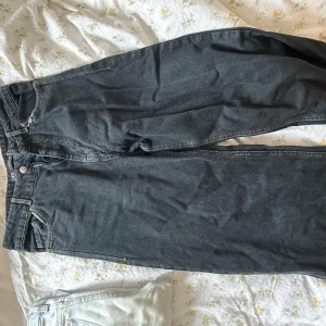 Svarta Zara Jeans - Urtvättade, blivit för små strl 38. Ingen stretch, långa 