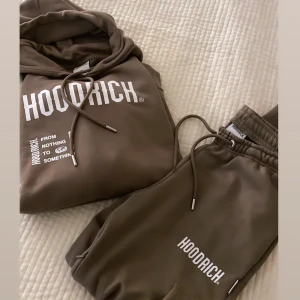 Hoodrich set  - Dehär sättet är ett jättebra skick använda 2 gånger och kommer inte mer till användning. Den har fickor som inte syns vid kantbyxan och kanten av armens sida som är ganska bra. Färgen är lite brun grå skulle jag säga. Ganska skön i materialet. 