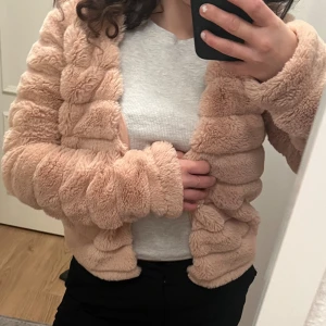 Puffig jacka - Säljer denna rosa puffiga jackan i storlek s från gina❤️