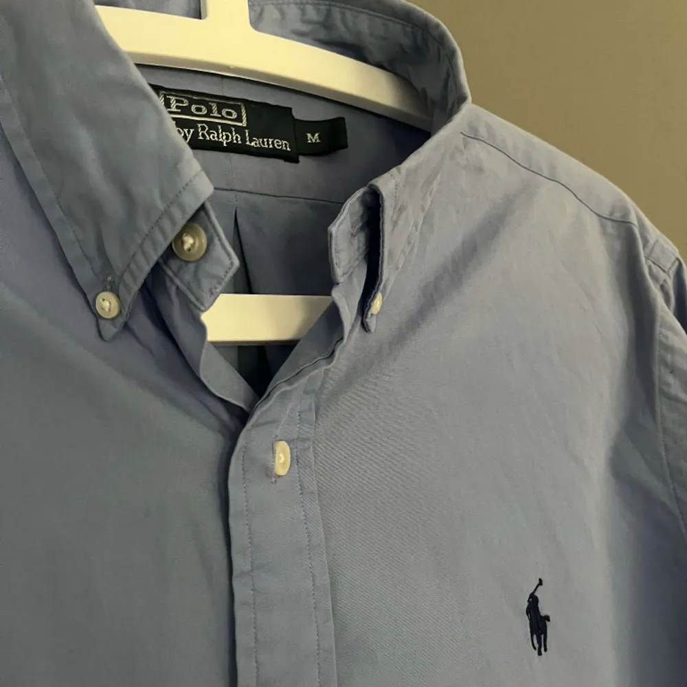 Ljusblå Ralph Lauren skjorta | storlek M | Fint skick utan defekter | Nypris 1599 | Vårt pris 599. Skjortor.
