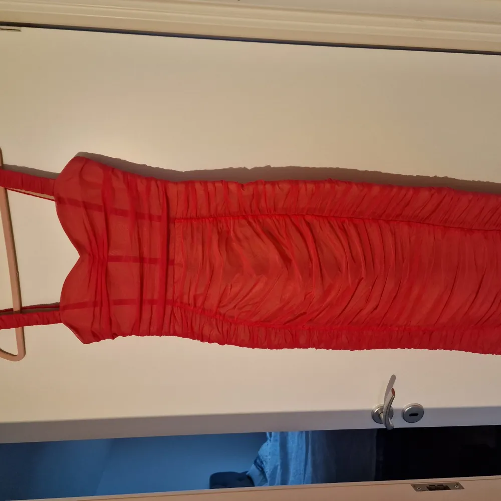 Knallrosa tajt klänning med mesh från Moochi Paris. Passar en 36. På bild syns jag, 178 cm lång, 59 kilo (stor 36a) och den var lite för tajt på mig. Använd en gång. Tjockt tyg, mkt stadga.. Klänningar.