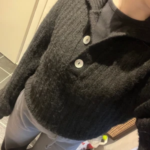 Stickad tröja - Jättemjuk och skön tröja!! Inte sticksig alls. Använd fåtal ggr. Kommer inte till anvädning. Kort i modellen, stretchig, krage