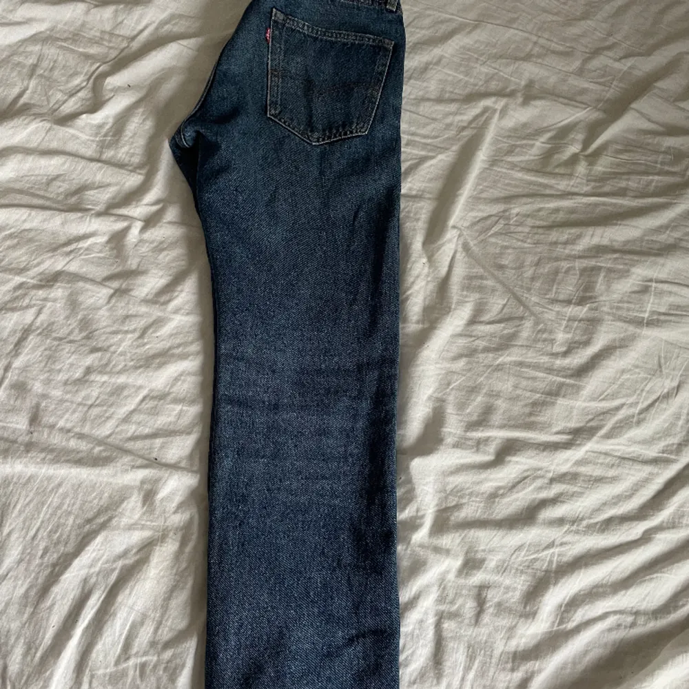 Säljer ett par Levis Jeans i pojkmodell💗 Säljer pga att de är för små💗 Finns en liten fläck fram på låret men syns inte på bilderna💗 . Jeans & Byxor.