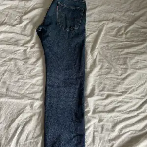Säljer ett par Levis Jeans i pojkmodell💗 Säljer pga att de är för små💗 Finns en liten fläck fram på låret men syns inte på bilderna💗 