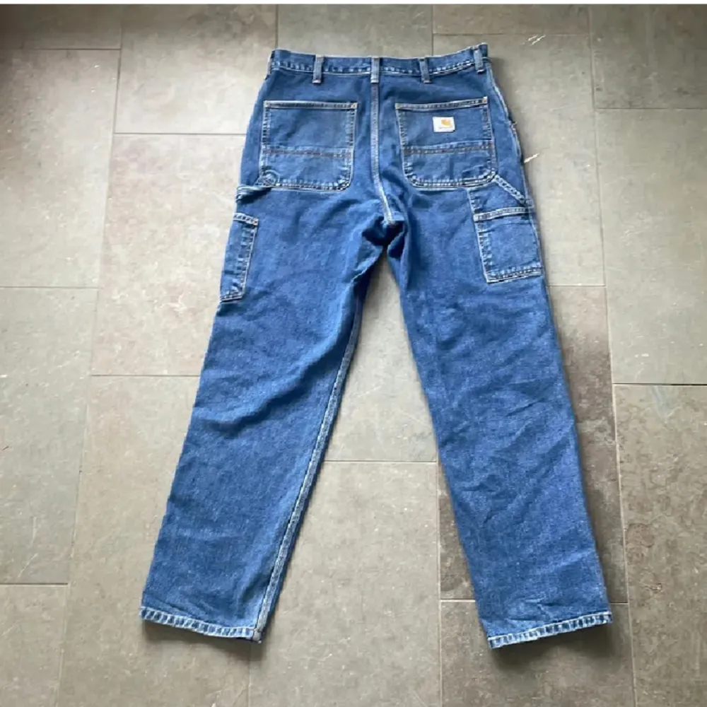 Carhartt Single Knee Pant Carhartt workpants som inte kommer till använding längre. Litet hål vid vänster smalben som man ser på sista bilden, men det märks inte, annars cond väldig bra. Storlek 32/34. Jeans & Byxor.