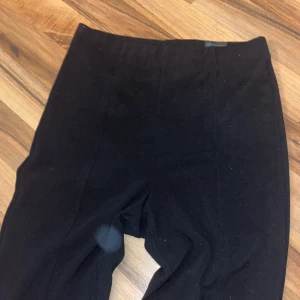 H&M flared byxor  - Skön material, ung som kostymbyxor fast flared, ripped vid fötterna, svarta💞