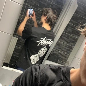 Stussy Dice T-shirt - Sjukt snygg stussy T-shirt. Aldrig använd kommer med påse. Storlek M. Skriv för fler bilder och pris kan diskuteras!