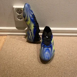 Fotbollskor adidas. ( helt nya)!! - Mina gamla fotbollsskor som jag aldrig använt. Modellen heter adidas nemeziz.1 FG Storleken är 39. Fick dom av min tränare men dom går för 2300kr på intersport 🙌