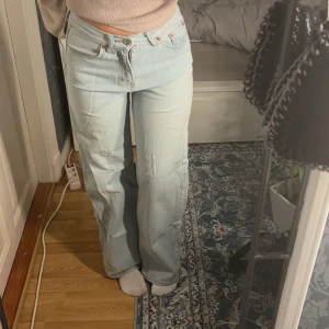 Jeans - Fina utsvängda jeans från Junkyard. Endast använda ett fåtal gånger!